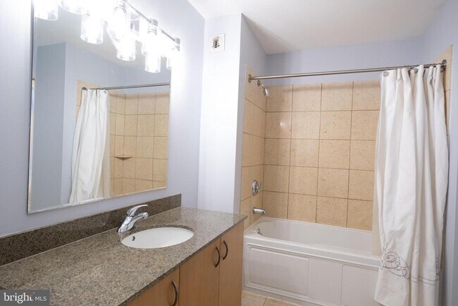 Building Photo - 901 N Penn St