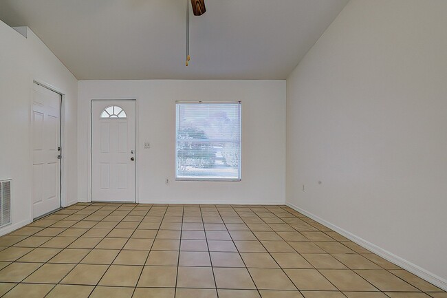 Building Photo - 3 Bedroom 2 bath, 2 car garage home locate...