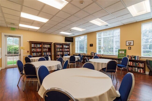 Building Photo - 2371 SW Carriage Hill Terrace