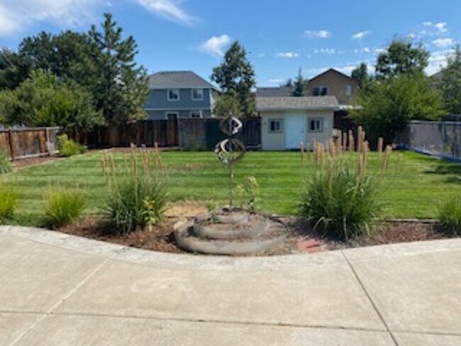 Building Photo - NW Redmond on a huge lot!