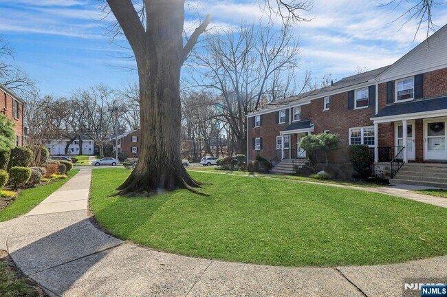 Building Photo - 190 Knickerbocker Rd