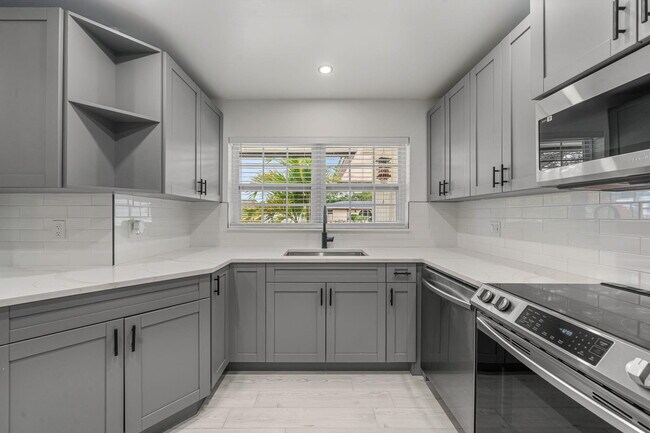 Building Photo - 908 Hibiscus Dr