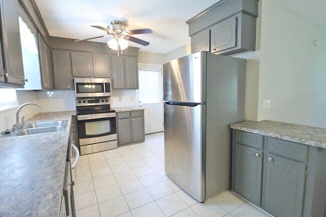 Building Photo - Charming Columbia Home Minutes to Fort Jackson!