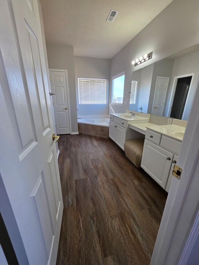 Building Photo - Primary Bedroom of Your Dreams! 3 bedroom/3 bathroom/3 car garage