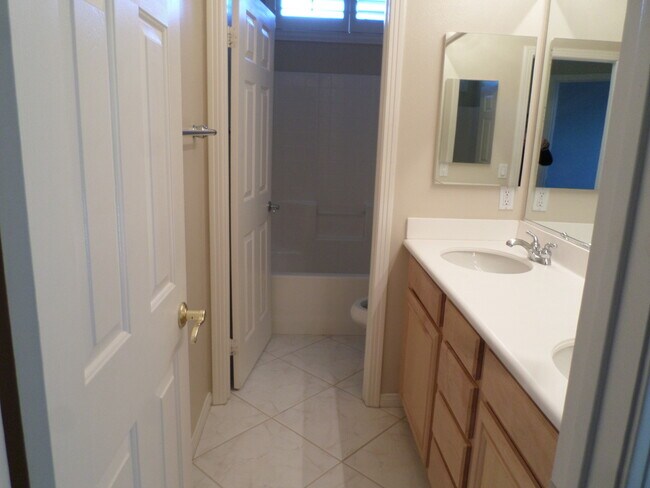 Building Photo - Gorgeous 4 bedroom 2.5 bath Temecula Home ...
