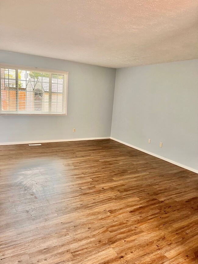 Building Photo - 501-503 S Village Court