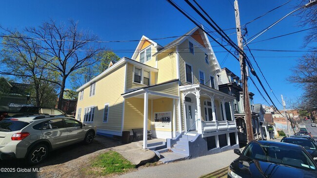 Building Photo - 68 Caroline St