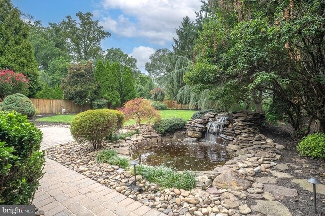 Building Photo - 5905 Lone Oak Dr
