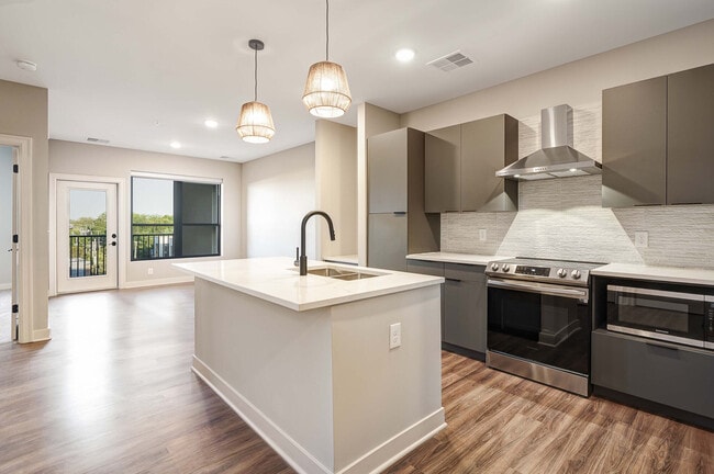 Building Photo - Green|House Short North