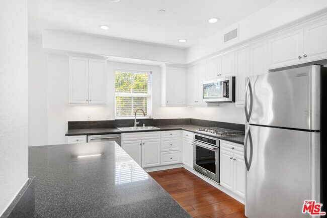 Building Photo - 13080 Pacific Promenade