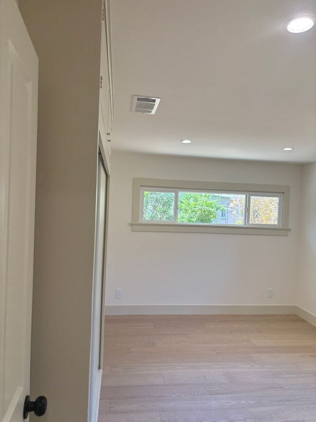 Building Photo - Newly renovated 2 bedroom 2 bathroom in a great location