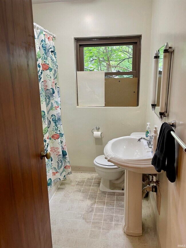 Building Photo - 417 S Swain Ave