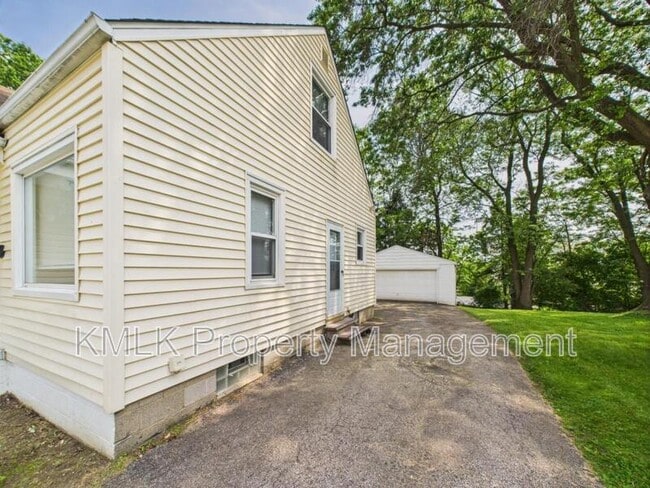 Building Photo - 636 Lurie Ave