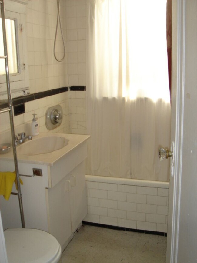 Building Photo - June Split 2 bed Heat Hw Inc NO FEE Students ok  Laundry, Huge sunny bedrooms