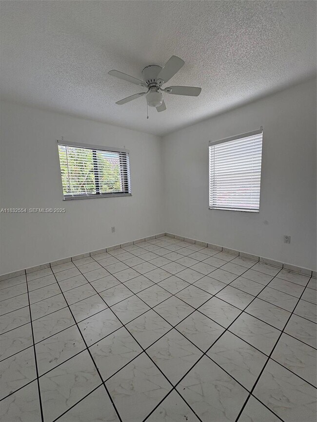 Building Photo - 231 E 7th St