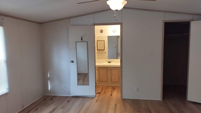 Building Photo - 305 Woods Ln