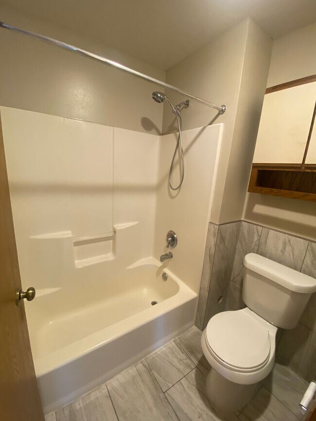 Building Photo - Private Entry Upper 2 Bedroom Apartment!