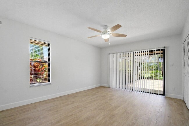 Building Photo - 9405 Dundee Dr