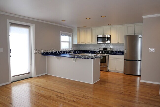 Building Photo - 3216 14th Ave W