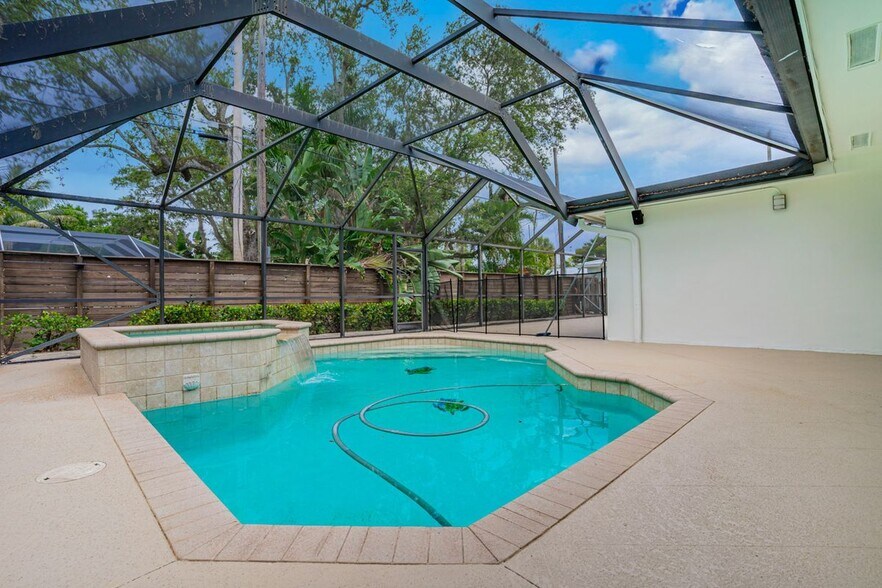 Building Photo - 276 SW 7th Ave