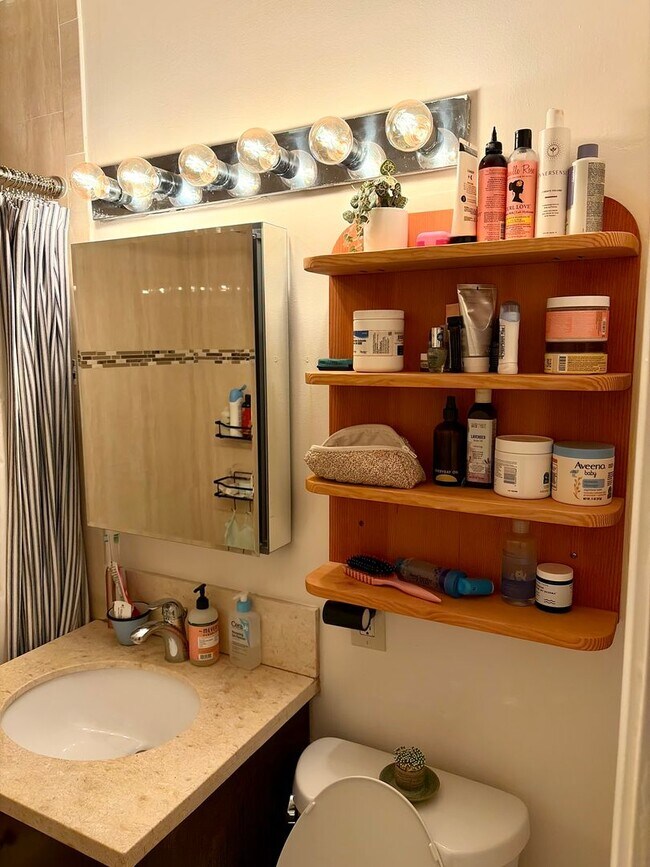 Building Photo - Quiet and Charming West LA Home!