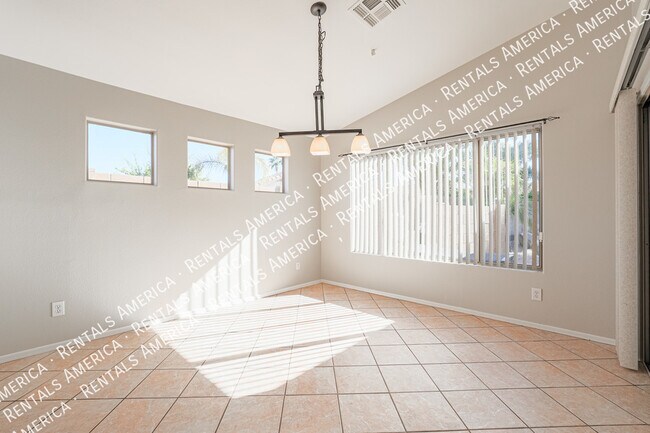 Building Photo - 703 W Canary Way