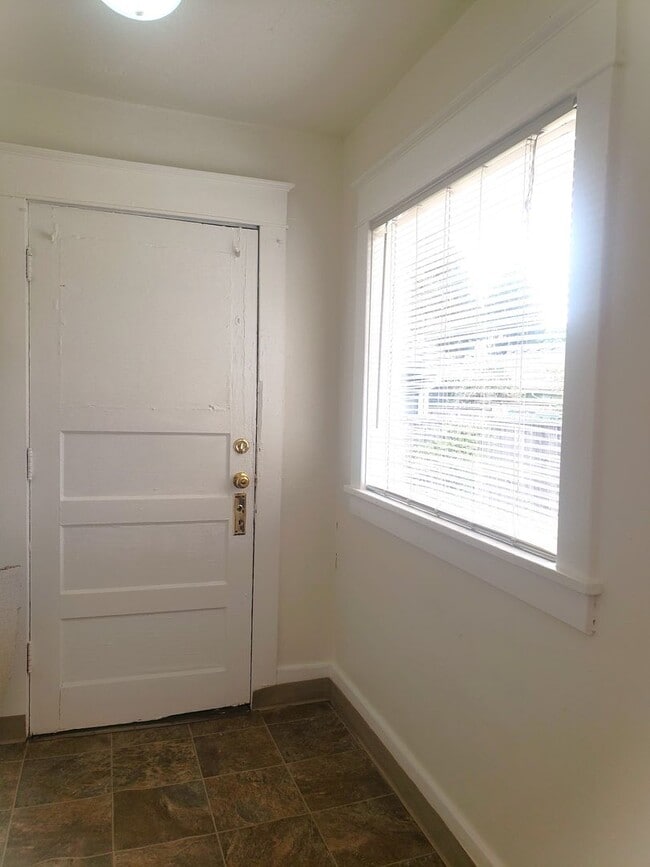 Building Photo - 1032 NE Madrona St