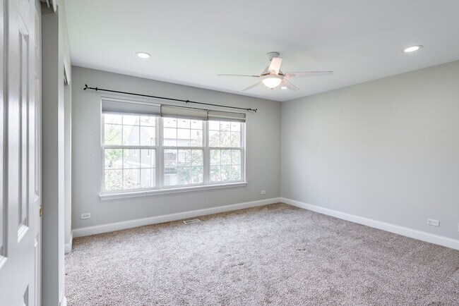 Building Photo - 806 Woodewind Dr