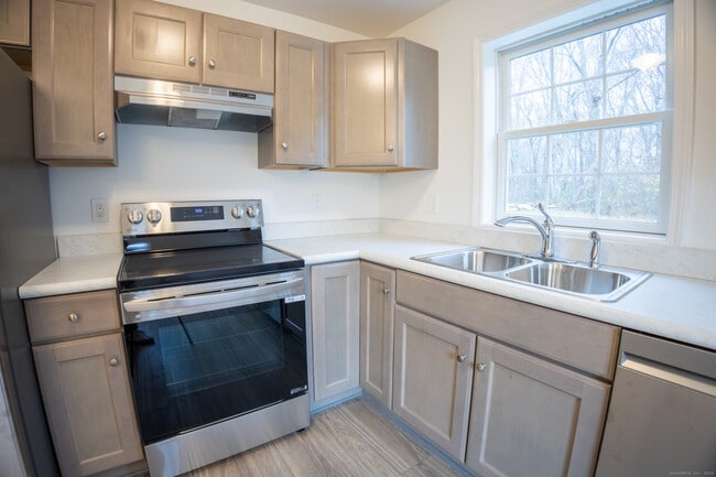 Building Photo - 154 Grove Ave