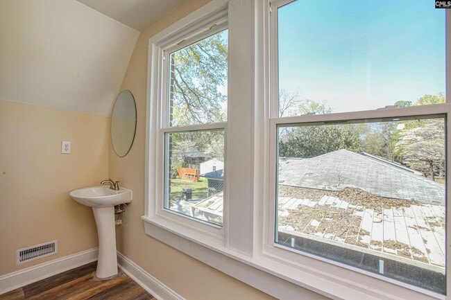 Building Photo - Charming 3-Bedroom Home in the Heart of Rosewood – Available July 2026!