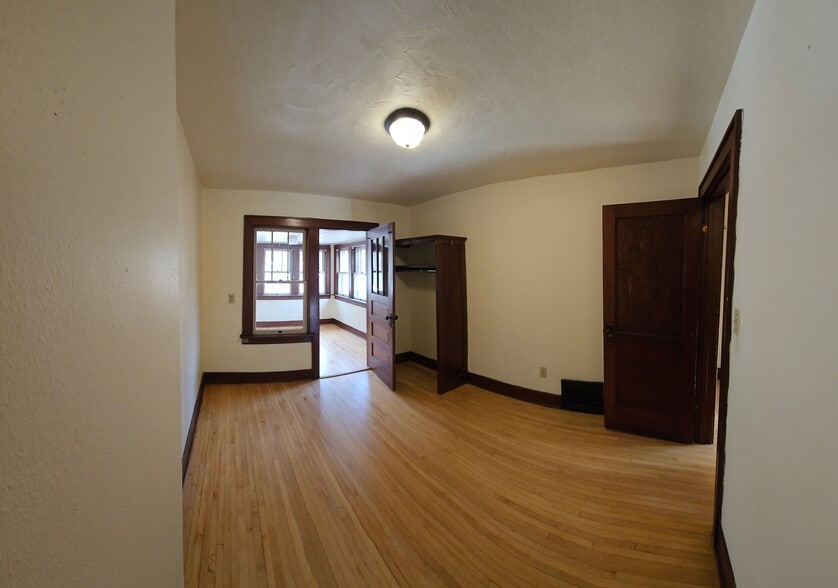 Bed 1 with sun room - 161 N Park St