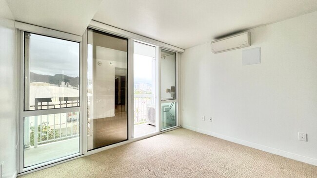 Building Photo - MOVE-IN READY 1 BED/1 BATH/1 PRKG IN 909! ...