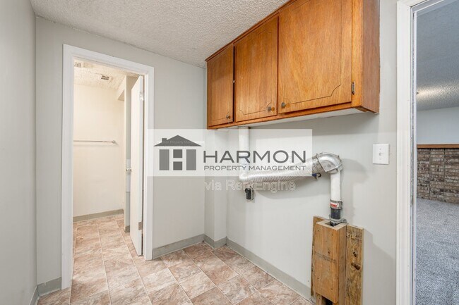 Building Photo - 3153 S Pinecrest Ave
