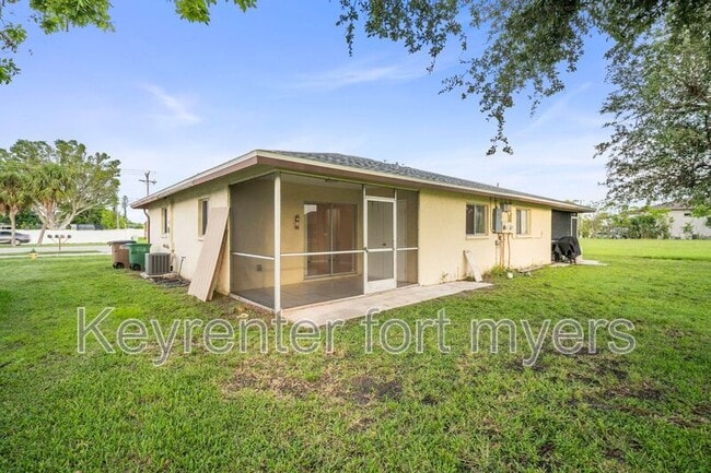 Building Photo - 4406 Santa Barbara Blvd S
