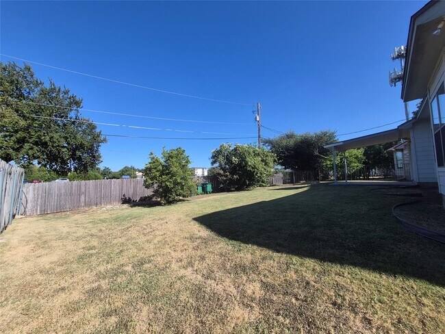 Building Photo - 8800 Hazelhurst Dr