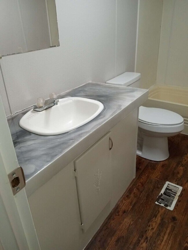 Building Photo - 3000 Poplar St