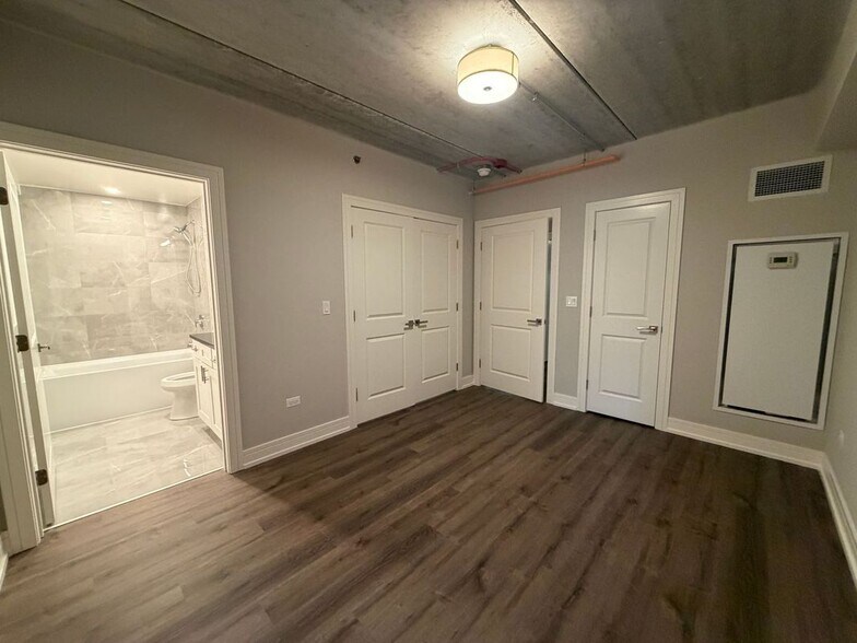Building Photo - 952 W Carmen Ave