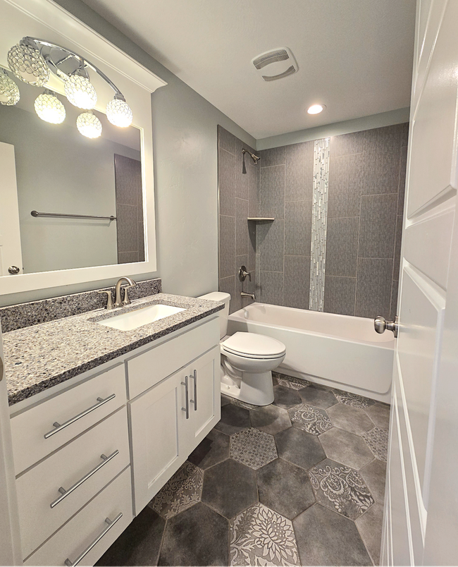 Building Photo - Gorgeous 6 Bedroom, 3 Bathroom Home in Mountain Bend in Ammon - By Real Property Management