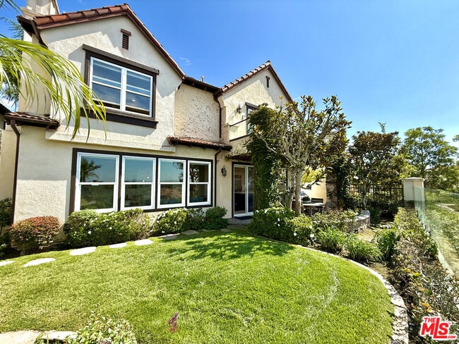 Building Photo - 5 Marisol