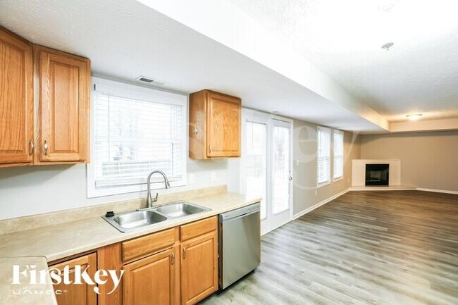 Building Photo - 334 N Odell St