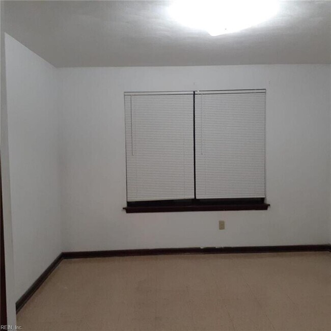 Building Photo - 1049 W 49th St