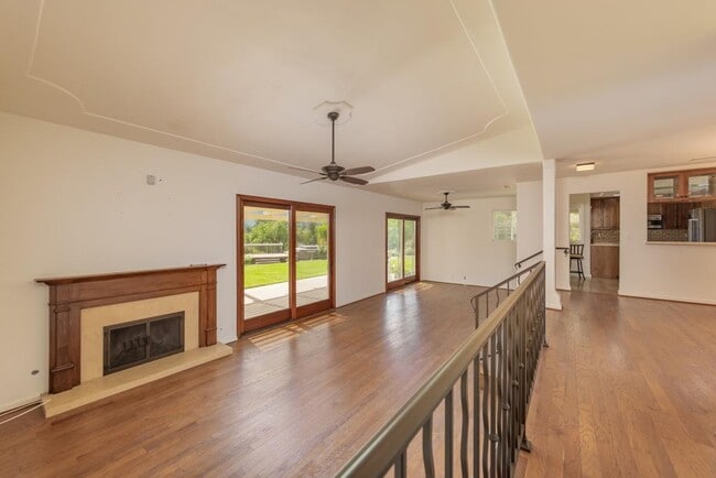 Building Photo - 425 Stuart Ct