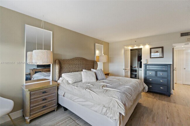 Building Photo - 100 Lincoln Rd