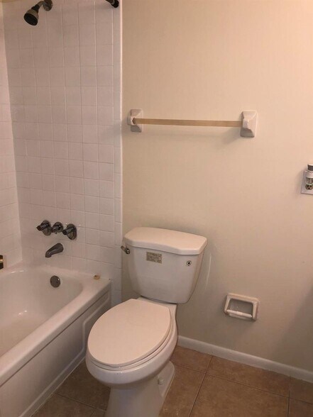 Building Photo - 803 Sandtree Dr