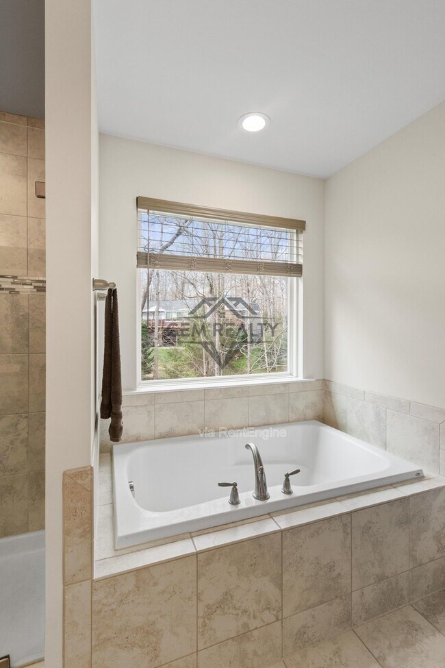 Building Photo - 102 Monroe St