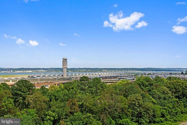 Building Photo - 1805 Crystal Dr