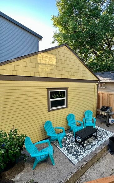 Building Photo - 729 NE Shaver St