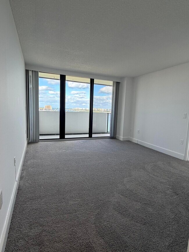 Building Photo - 5600 N Flagler Dr