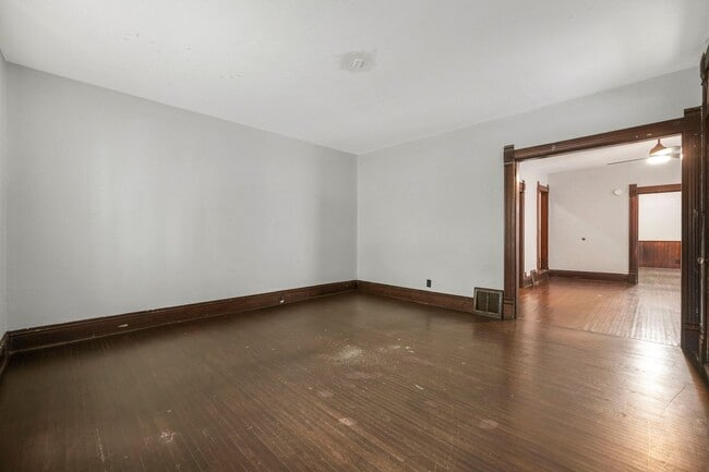 Building Photo - NEW LISTING -5 BEDROOM HOUSE!
