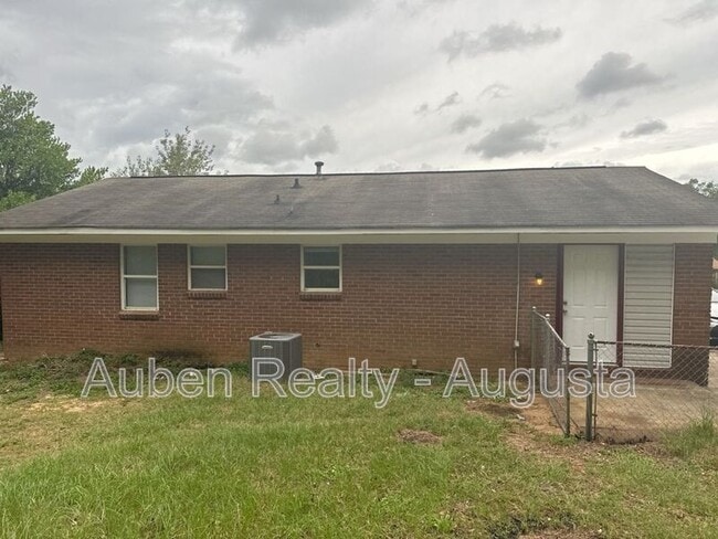 Building Photo - 2516 Kensington Dr E